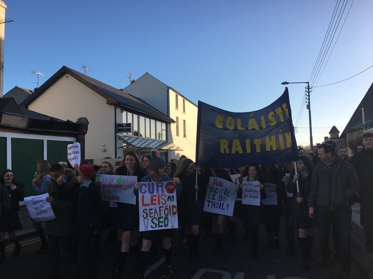 Coláiste Ráithín Bray is on the march this morning, demanding access to their new school building, 98% complete but mired in Carillion collapse aftermath