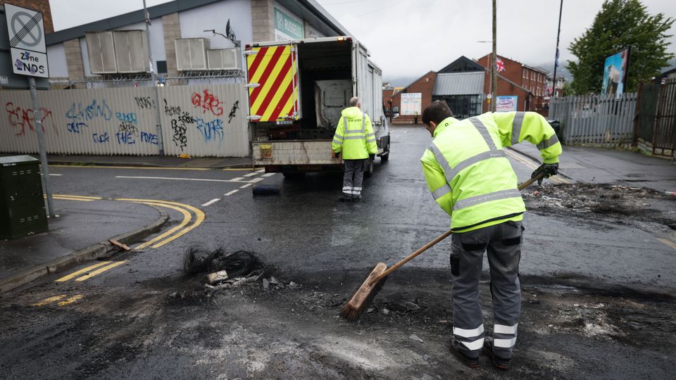 Confirmación de que esta noche se llevará a cabo una reunión de emergencia del Ayuntamiento de Belfast en respuesta al desorden en la ciudad durante el fin de semana.