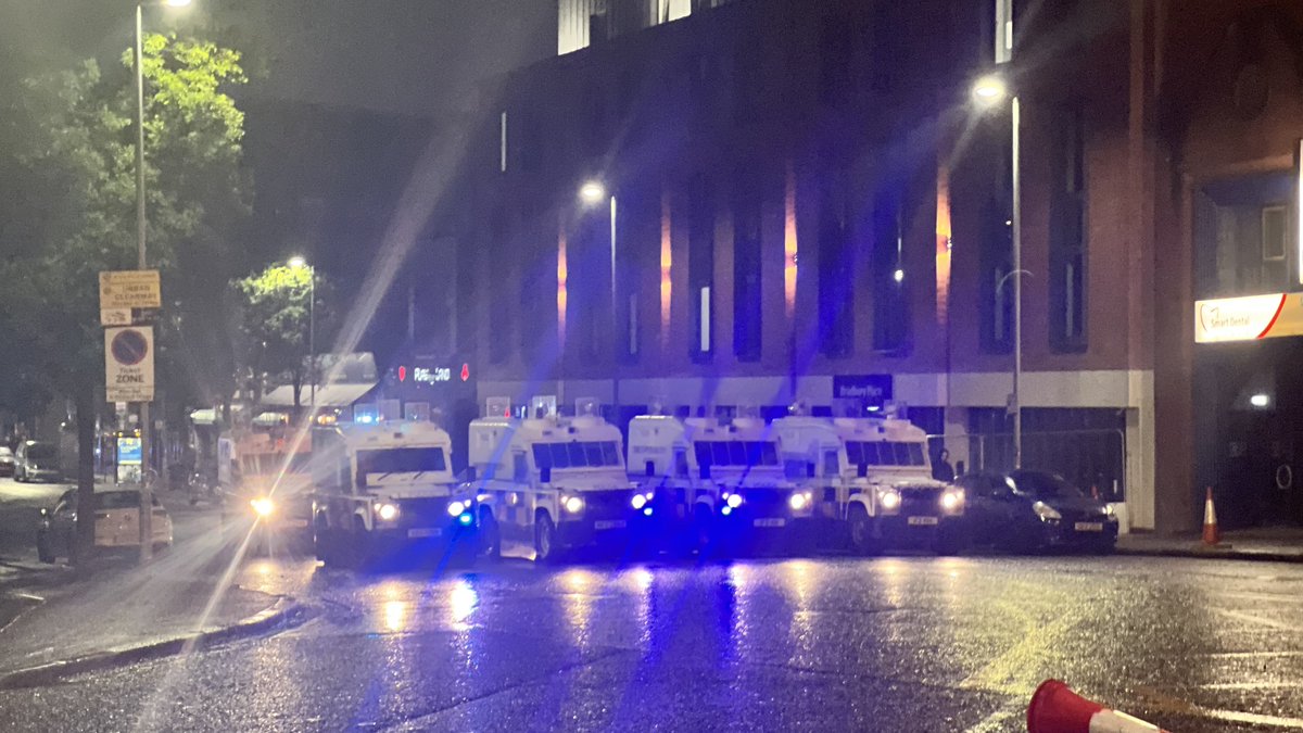 Des troubles ont éclaté dans le quartier de Sandy Row, au sud de Belfast. La police anti-émeute a été déployée @BelTel