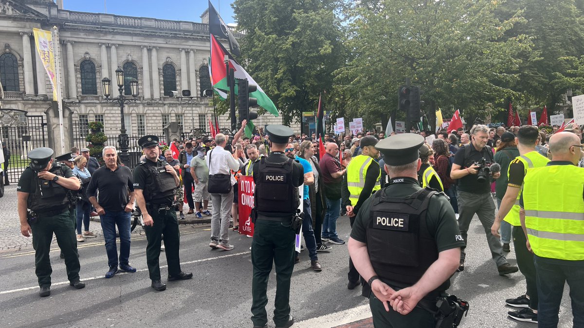 La carretera está ahora cerrada aquí en el centro de la ciudad de Belfast mientras los contramanifestantes se desbordan de la acera @BelTel